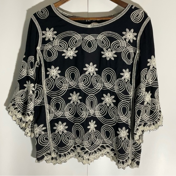 Very J Black White Embroidery Scalloped Hem/Sleeves Floral Round Neck Blouse M/L - Picture 13 of 14
